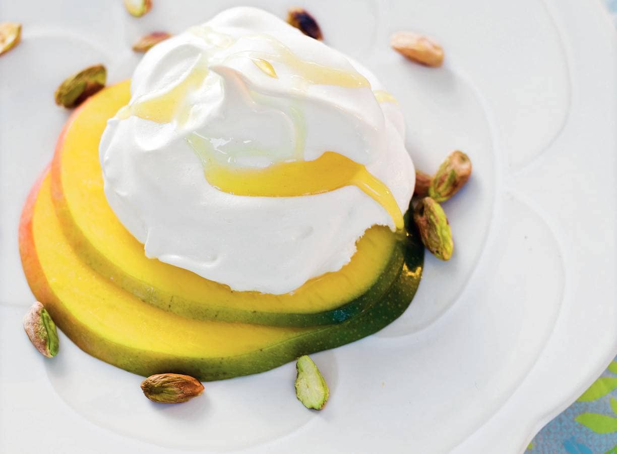 Meringues met mango en pistachenootjes