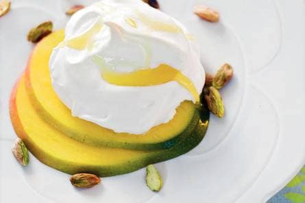Meringues met mango en pistachenootjes