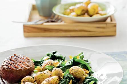Gegrilde tartaar met krieltjes en spinazie