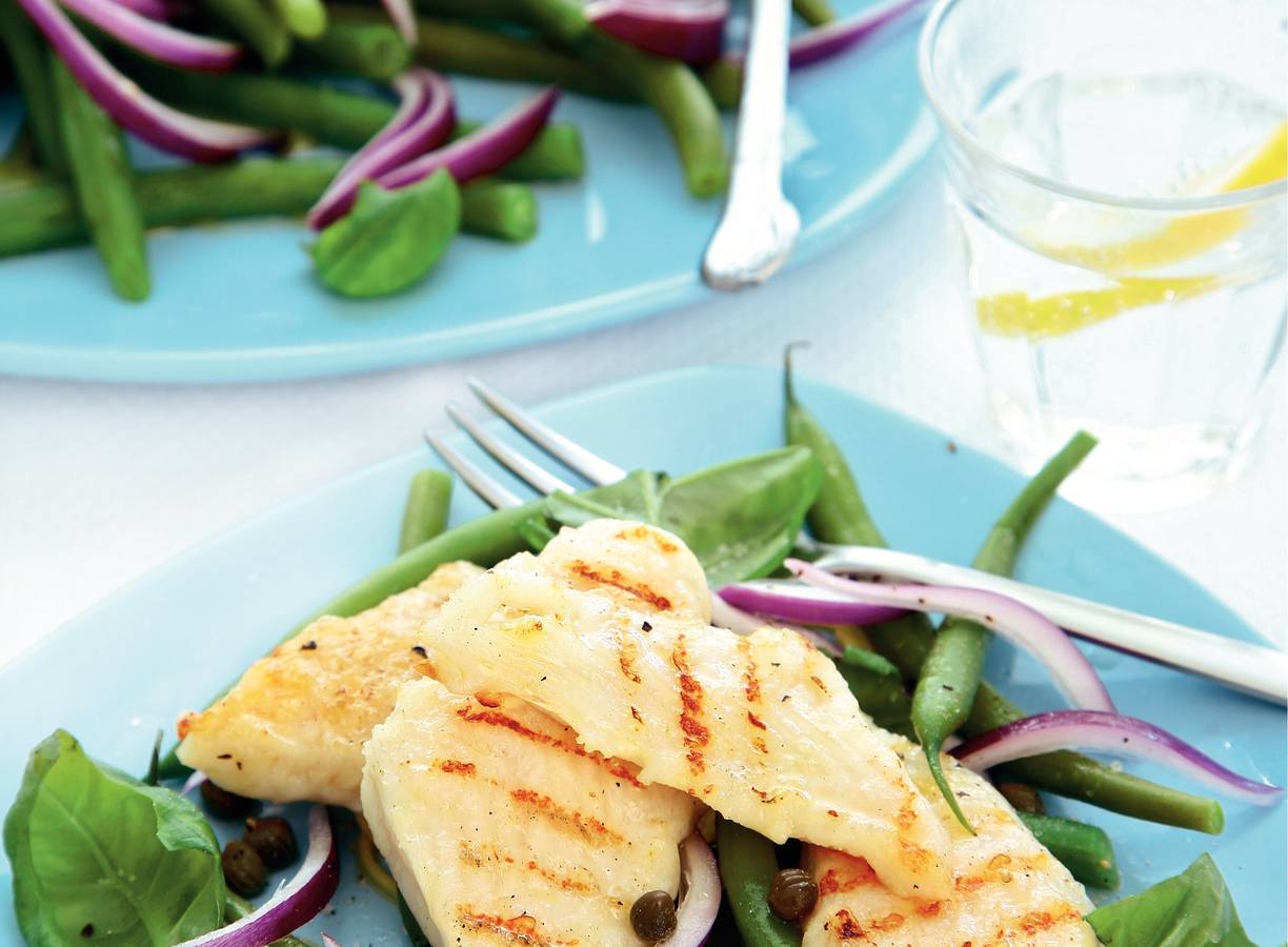 Gegrilde vis met sperziebonensalade