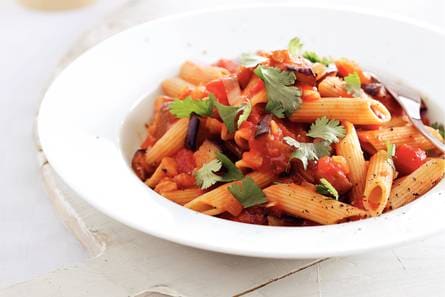 Pasta met gestoofde aubergine en tomaat