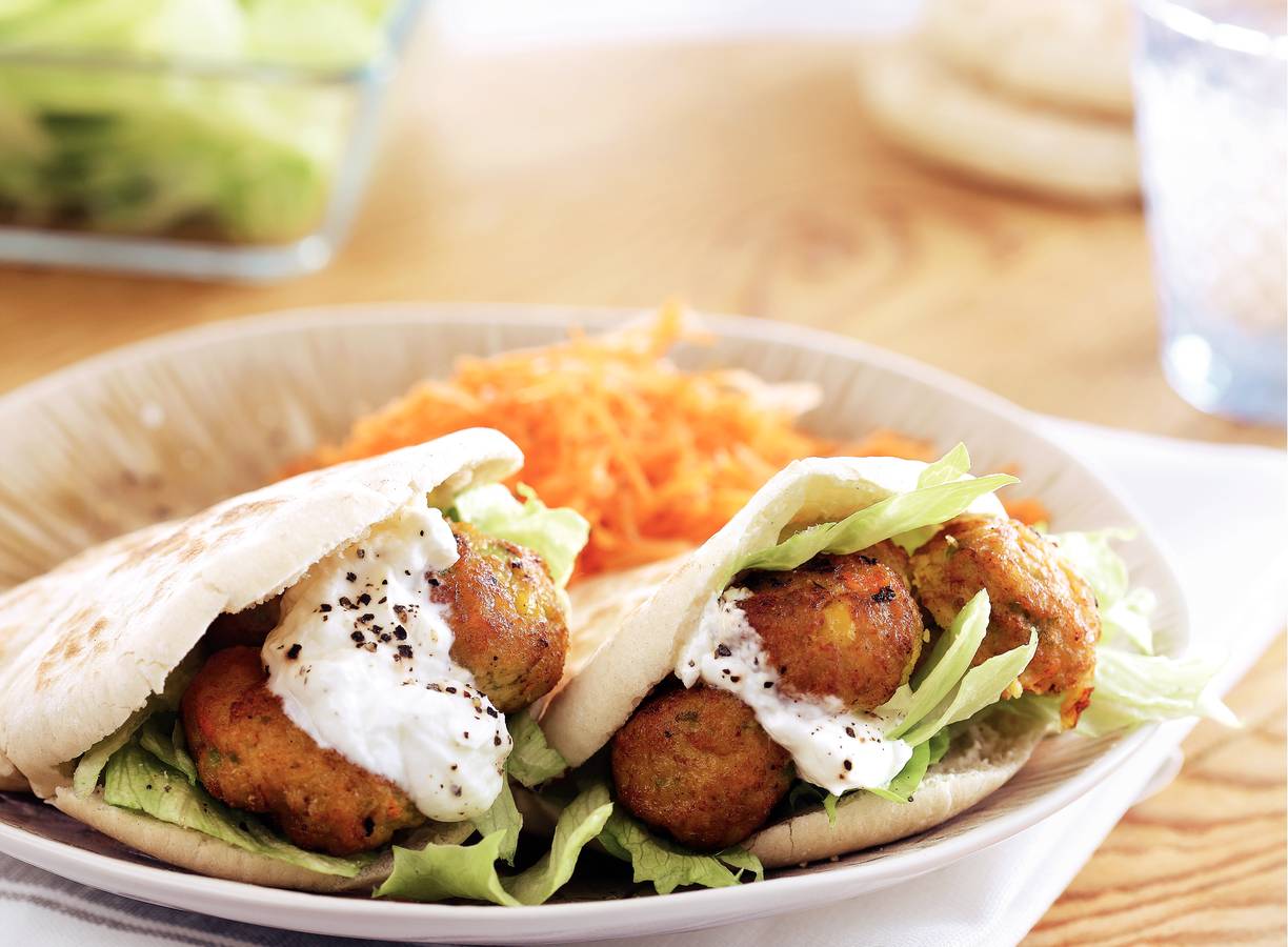 Shoarmabroodjes met groenteballetjes en
wortel-sinaasappelsalade