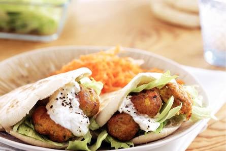 Shoarmabroodjes met groenteballetjes en
wortel-sinaasappelsalade