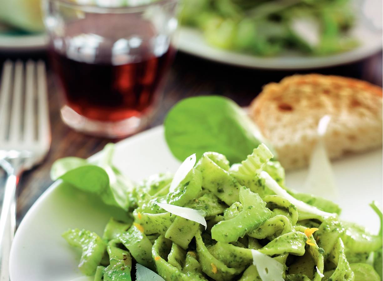 Verse lintpasta met sinaasappelpesto