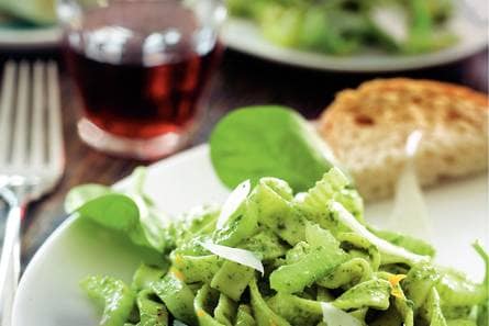Verse lintpasta met sinaasappelpesto