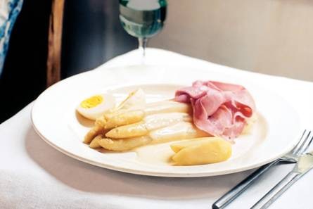 Asperges met hollandaisesaus, ham en ei
