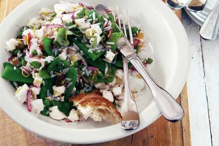 Vegetarische rijstsalade met mozzarella