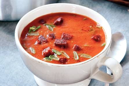 Oranjesoep met geroosterde paprika en chorizo