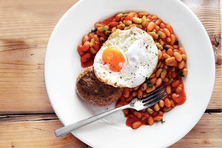 Tartaartje met witte bonen in tomatensaus