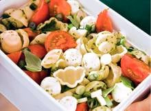 Makkelijk en zomers, deze salade is ook heerlijk als lunch.