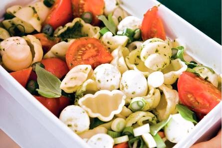 Pastasalade met tomaat en mozzarella