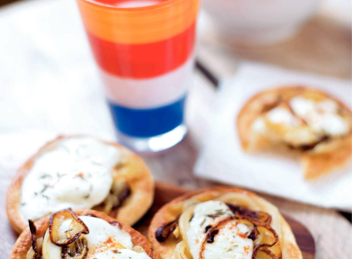 Minipizza met kaas en ui