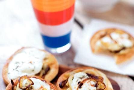 Minipizza met kaas en ui