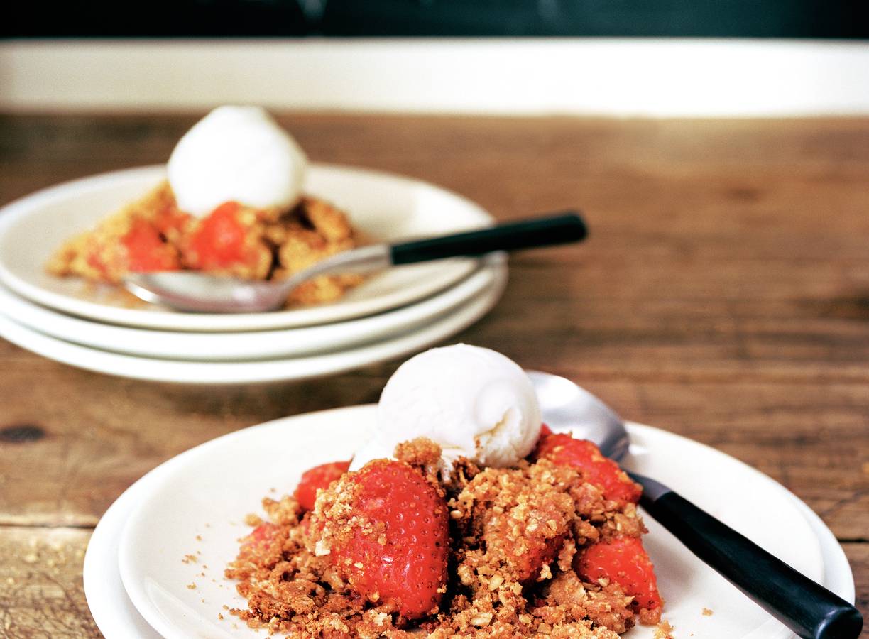 Aardbeiencrumble met vanille-ijs