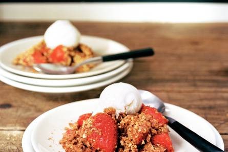 Aardbeiencrumble met vanille-ijs
