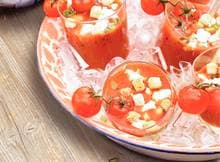 Gazpacho met feta? De Spaanse klassieker en Griekse kaastopper blijken een fijne smaakcombinatie. Probeer maar eens!