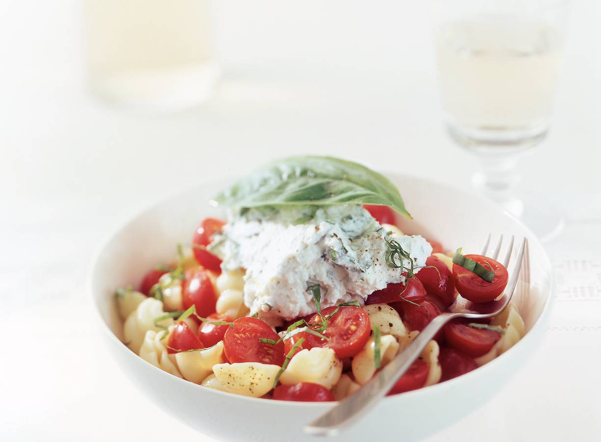 Pasta met tomaat, ricotta en basilicum