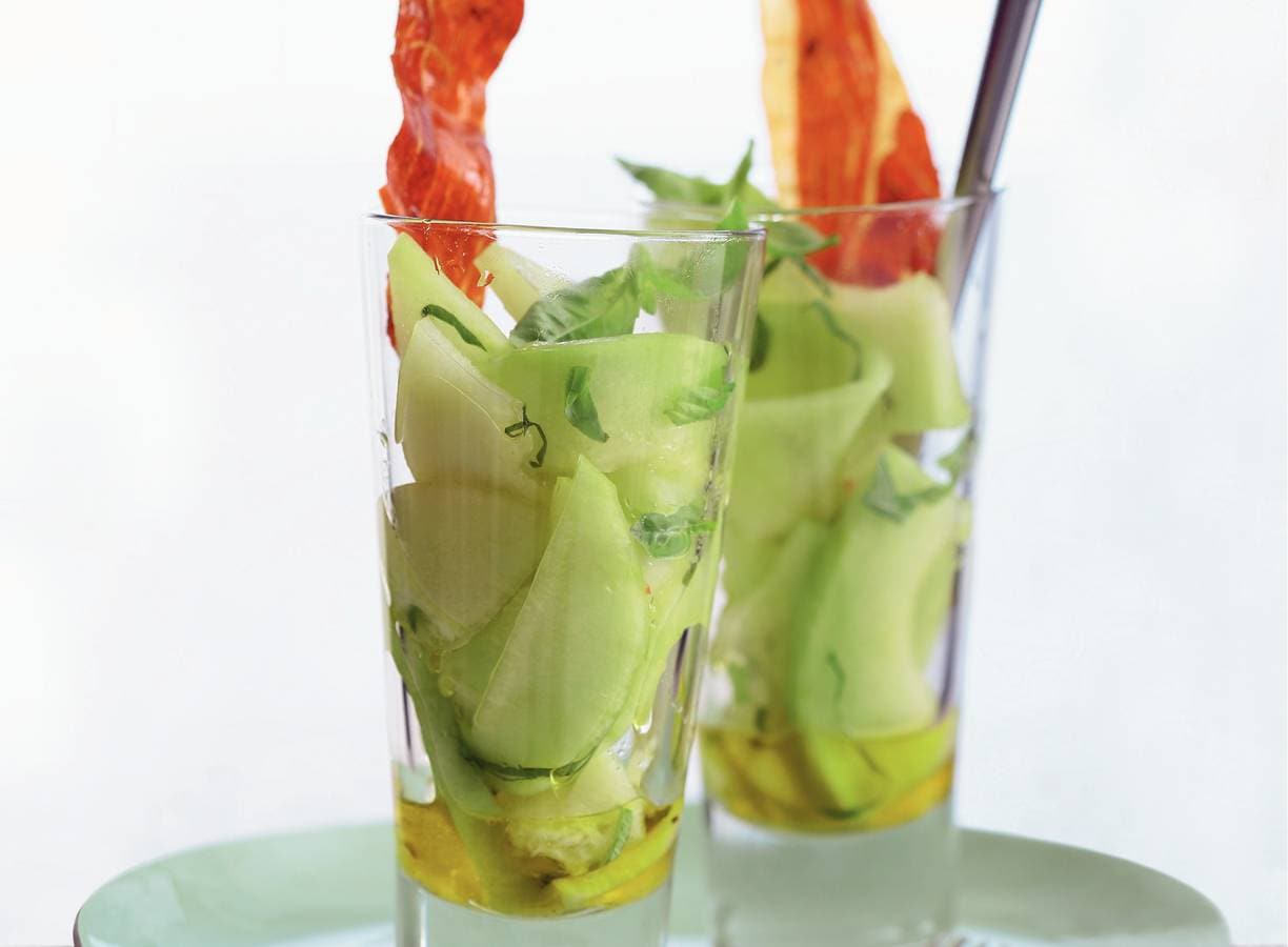 Meloencocktail met basilicum en serranoham
