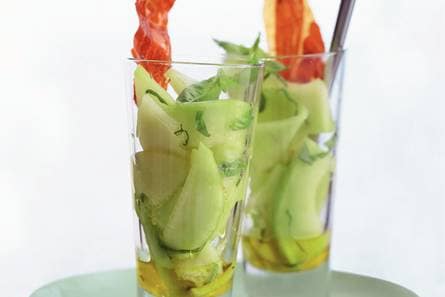 Meloencocktail met basilicum en serranoham