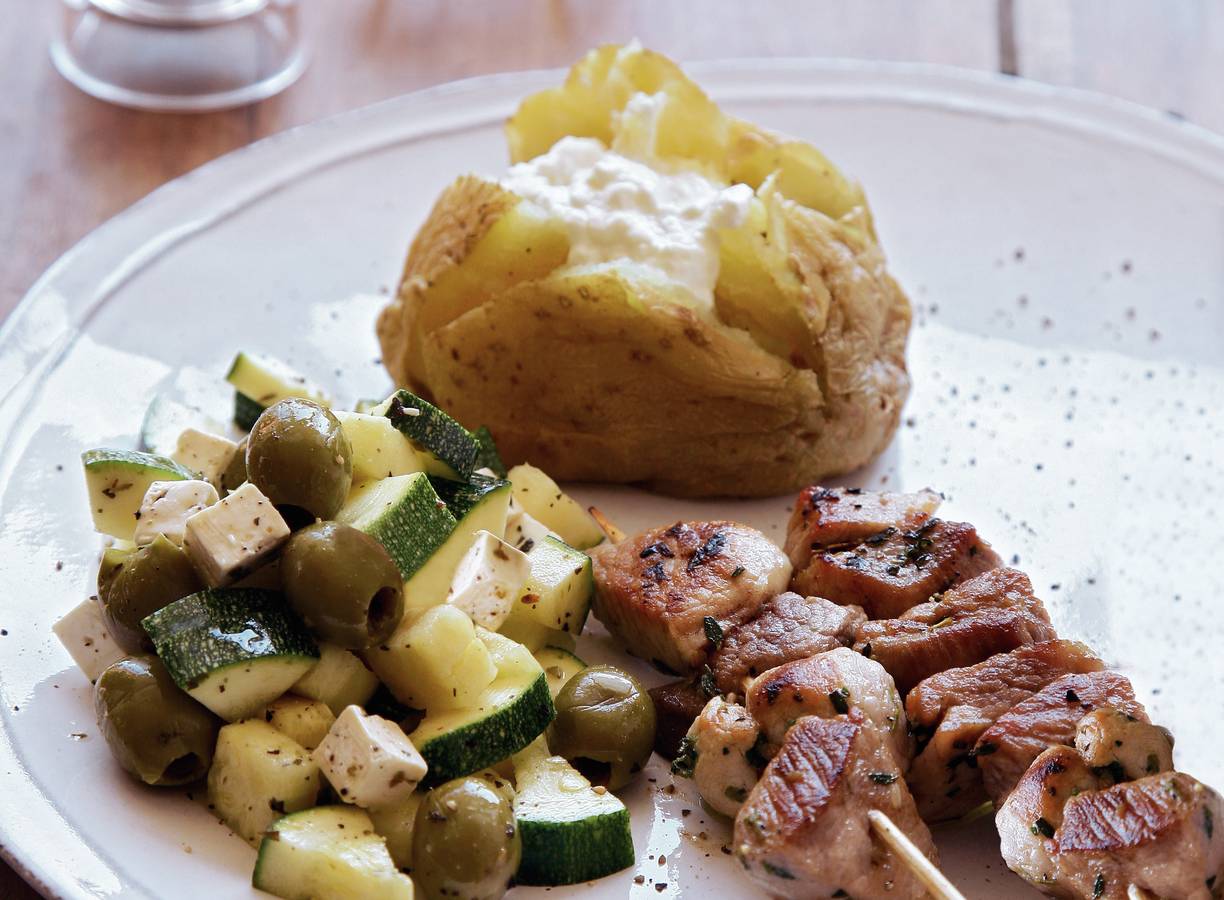 Gegrilde varkensspiesjes met gemarineerde courgette