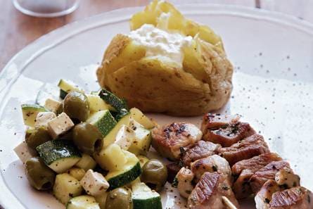 Gegrilde varkensspiesjes met gemarineerde courgette