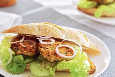 Kip-komkommerburger