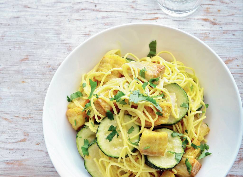 Noedels met tilapiafilet en courgette uit de wok