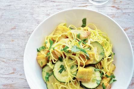 Noedels met tilapiafilet en courgette uit de wok