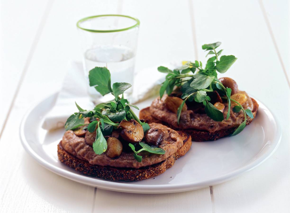 Maaltijdcrostini met kruidige bonenspread, knoflook en champignons