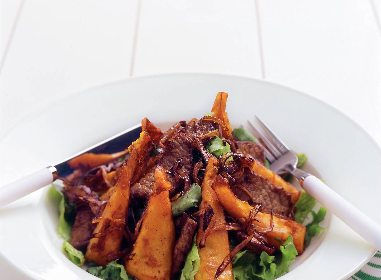 Salade van gefrituurde pompoen en biefstuk
