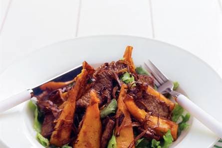 Salade van gefrituurde pompoen en biefstuk