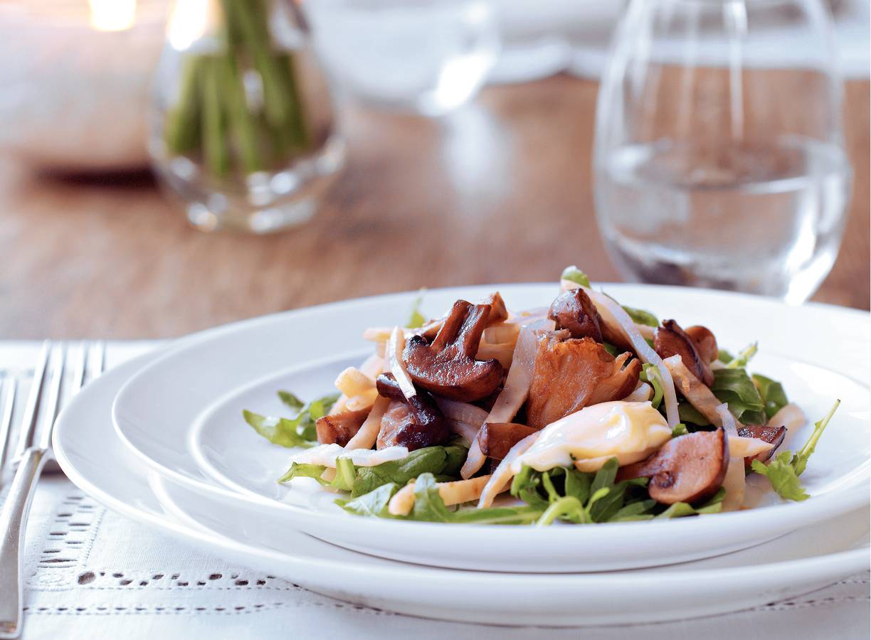 Warme knolselderijsalade en truffelmayonaise