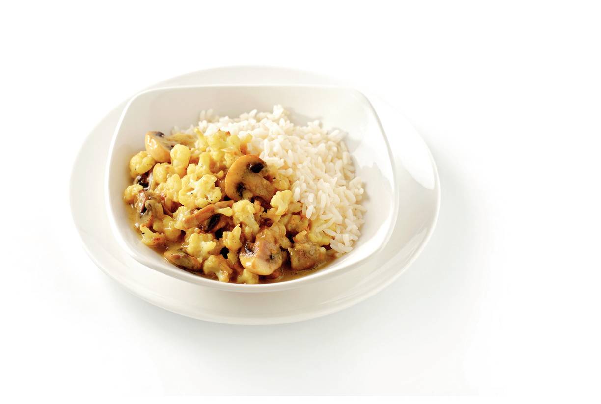 Witte rijst met groentecurry in kokos-kerriesaus