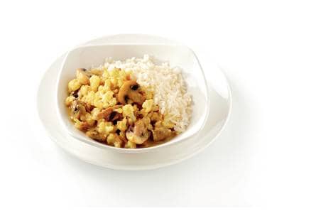 Witte rijst met groentecurry in kokos-kerriesaus