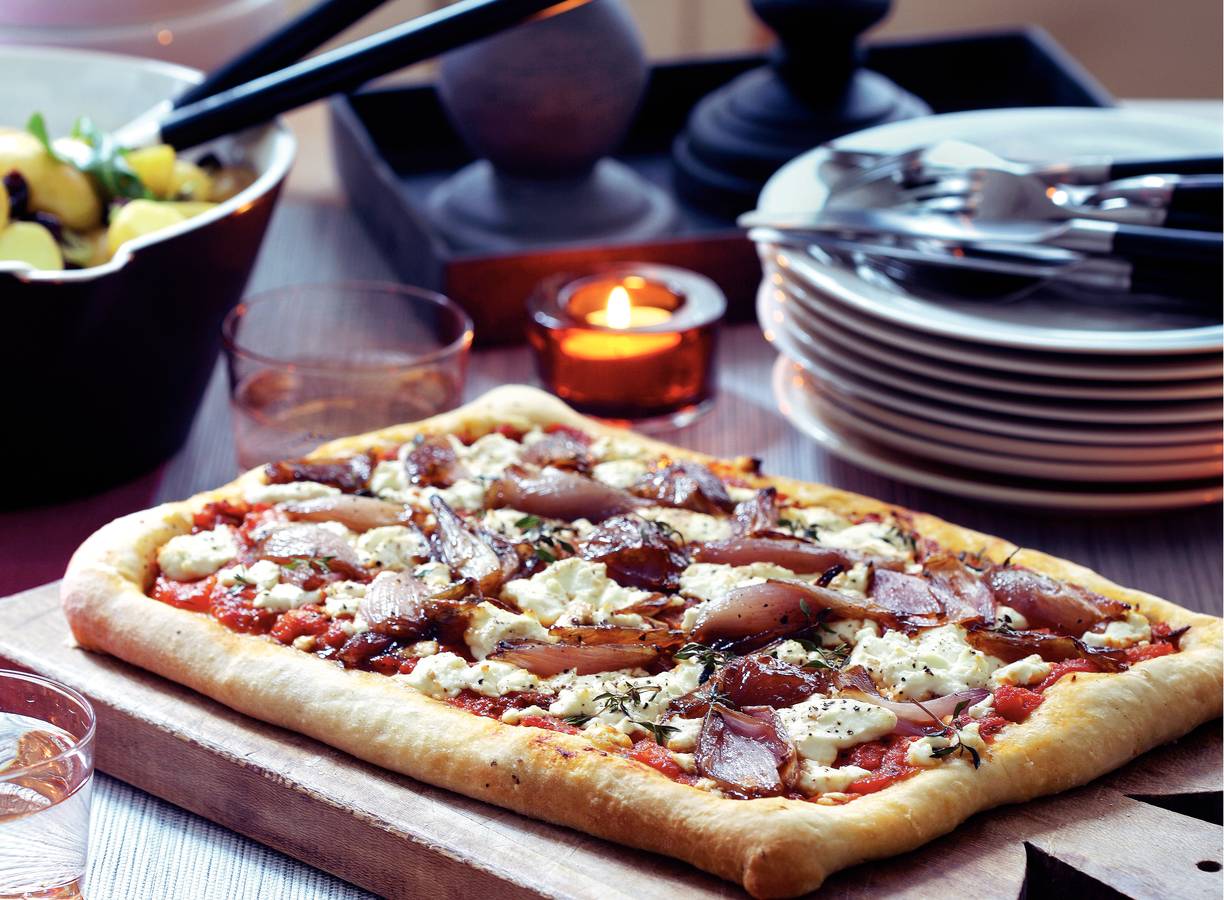 Plaatpizza met sjalotjes en geitenkaas
