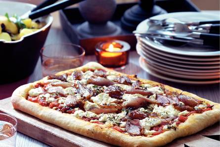 Plaatpizza met sjalotjes en geitenkaas