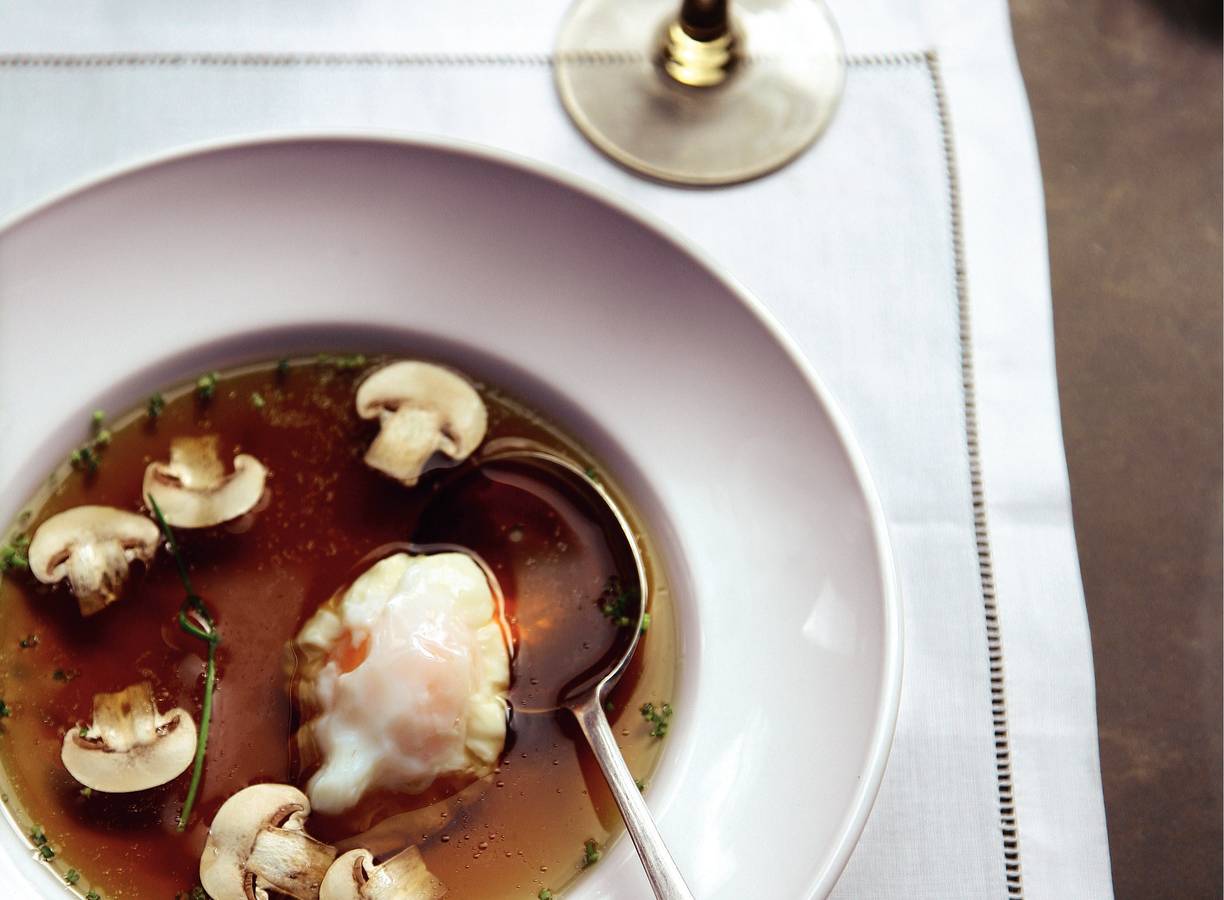 Gepocheerd ei in paddenstoelenbouillon