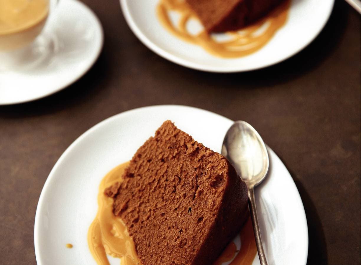 Gestoomde kaneelpudding met karamelsaus