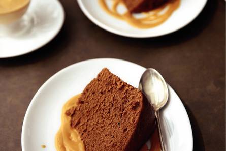 Gestoomde kaneelpudding met karamelsaus
