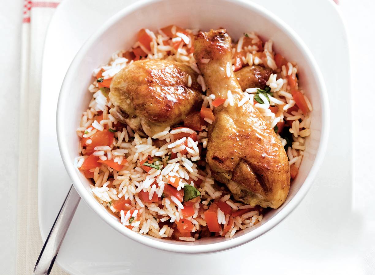 Kipdrumsticks op tomatenrijst