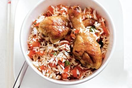 Kipdrumsticks op tomatenrijst