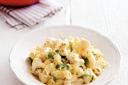 Macaroni met bloemkoolroosjes en oude kaas