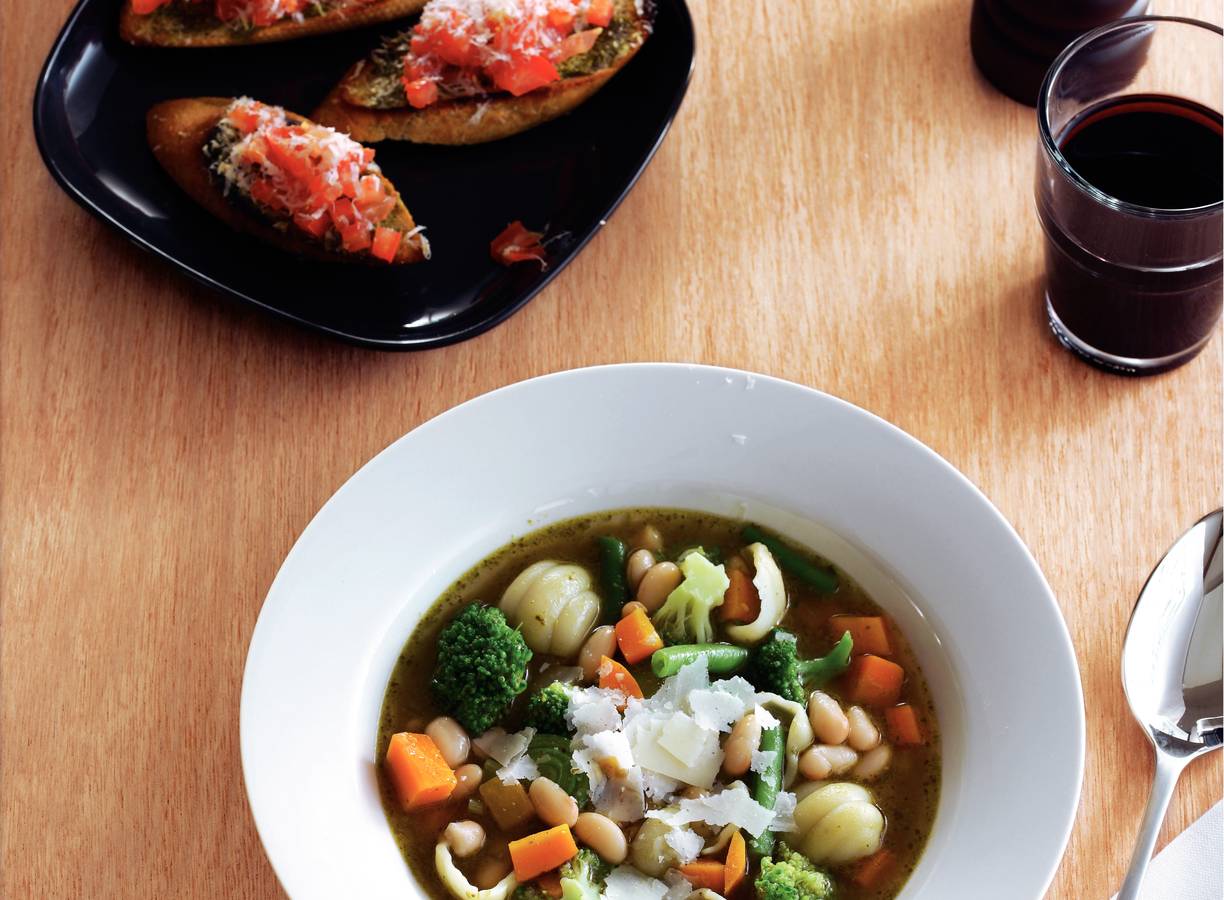 Minestronesoep met tomatencrostini
