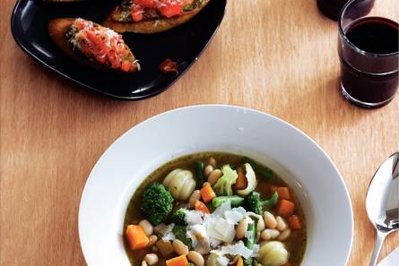 Minestronesoep met tomatencrostini