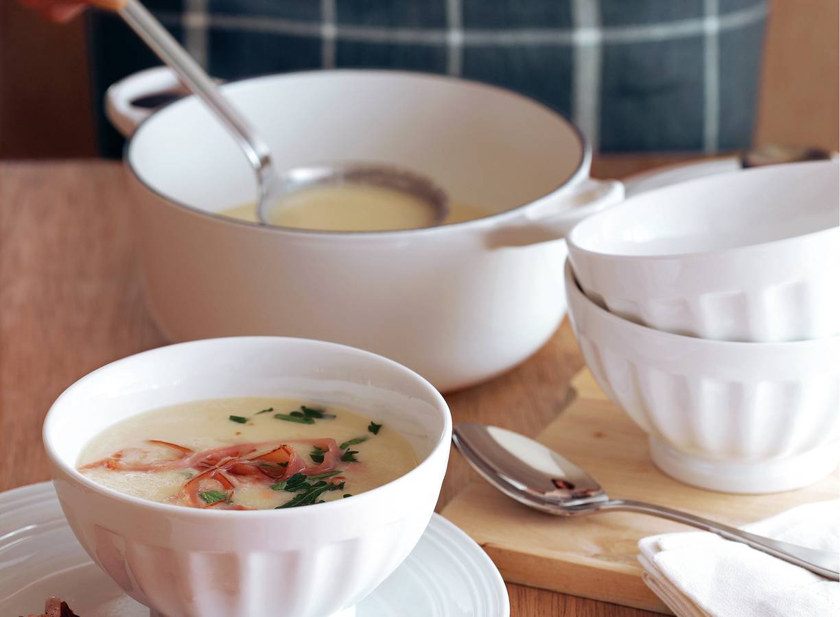 Knolselderijsoep met roggebrood met ham en paté