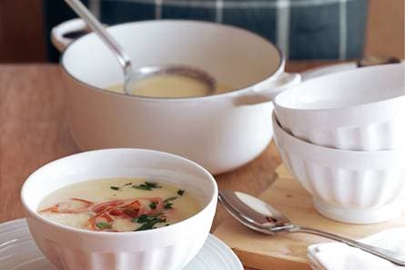 Knolselderijsoep met roggebrood met ham en paté