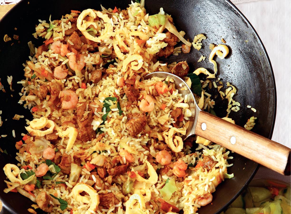 Pittige nasi goreng met garnalen en ei