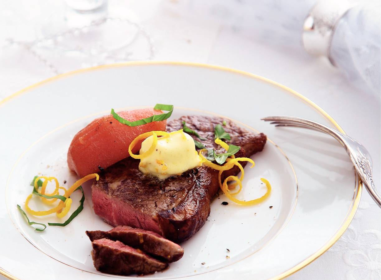 Gegrilde entrecote met kardemomboter en stoofpeertjes