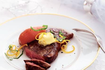 Gegrilde entrecote met kardemomboter en stoofpeertjes