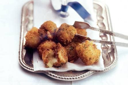 Gefrituurde mozzarella met amandel